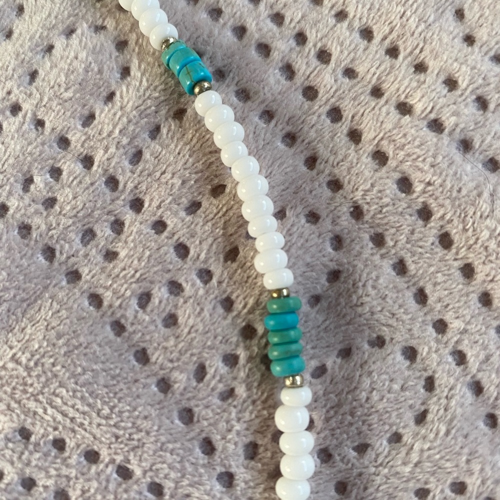 17” choker style necklace white glass beads and turquoise dyed howlite - Picture 2 of 5